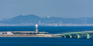 Αεροπλάνο προσγειώνεται στο Διεθνές Αεροδρόμιο Kansai σε τεχνητό νησί στον κόλπο της Οσάκα