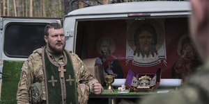 Ουκρανός στρατιώτης ευλογεί