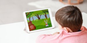 Παιδί μπροστά σε τάμπλετ