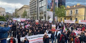 Συγκέντρωση του ΠΑΜΕ στα Προπύλαια στο πλαίσιο της 24ωρης απεργίας της 9ης Απριλίου