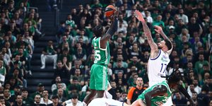 Ο Ναν σουτάρει μπροστά σε παίκτη της Εφές