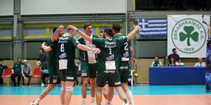 Η ομάδα βόλεϊ του Παναθηναϊκού πανηγυρίζει