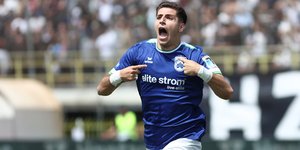 Ο Παντελίδης πανηγυρίζει λίγο μετά την επίτευξη του «χρυσού» γκολ στην Καλαμάτα