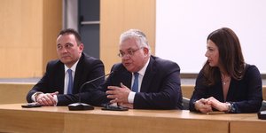 Η υπουργός Παιδείας Σοφία Ζαχαράκη, με τους υφυπουργούς Νίκο Παπαϊώάννου (στη μέση) και Κωνσταντίνο Βλάση