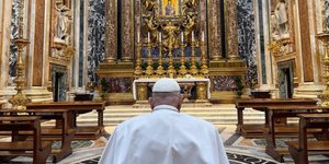 Ο Πάπας Φραγκίσκος προσεύχεται