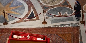 Ποια είναι η μοναχή που έσπασε το πρωτόκολλο πλησιάζοντας το φέρετρο του Πάπα Φραγκίσκου