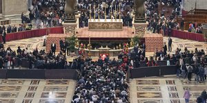 Πλήθος Καθολικών αποχαιρετά τον Πάπα Φραγκίσκο