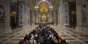 Βατικανό: Πάνω από 90.000 πιστοί απέτισαν φόρο τιμής στον πάπα Φραγκίσκο μέχρι τις 7 το βράδυ