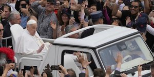 Ο Πάπας Φραγκίσκος, στην τελευταία του έξοδο στην πλατεία του Αγίου Πέτρου, την Κυριακή του Πάσχα