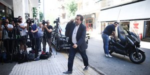 Ο τομεάρχης Παιδείας του ΠΑΣΟΚ, Στέφανος Παραστατίδης εισέρχεται στα γραφεία του κόμματος