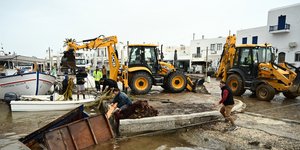 Συνεργεία και κάτοικοι στην Πάρο εργάζονται για την αποκατάσταση των ζημιών από τις πλημμύρες