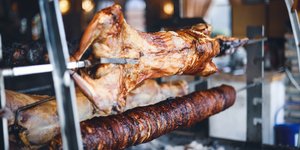 Παραδοσιακό αρνί και κοκορέτσι στη σούβλα/ φωτογραφία: shutterstock