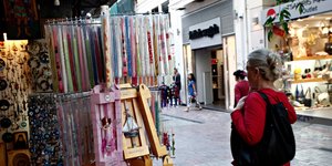 Λαμπάδες και δώρα στα καταστήματα για τις ημέρες του Πάσχα