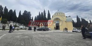 Κόσμος συγκεντρώθηκε στο Α' Δημοτικό Νεκροταφείο Πατρών για την 47χρονη Παναγιώτα που έχασε τη ζωή της στο λιμάνι της Πάτρας