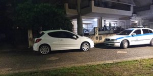 Περιπολικό έξω από πολυκατοικία στο Αγρίνιο