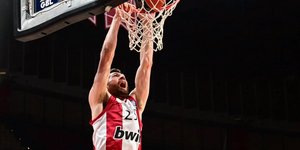 O Αλεκ Πίτερς καρφώνει