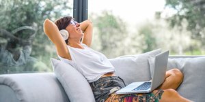 Μερικές νότες μπορεί να είναι αρκετές για να σας μεταφέρουν πίσω σε μια μακρινή ανάμνηση / PEXELS 