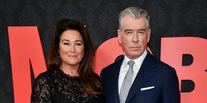 Πιρς Μπρόσναν- Keely Shaye Smith