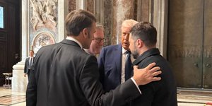 Οι Τραμπ, Ζελένσκι, Μακρόν και Στάρμερ είχαν μια "θετική" συνάντηση στο περιθώριο της κηδείας του πάπα Φραγκίσκου
