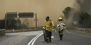 Πυροσβέστες στο Ισραήλ εν μέσω καπνών