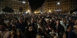 Πιστοί στην Αριστοτέλους για τη συνάντηση των πέντε Επιταφίων