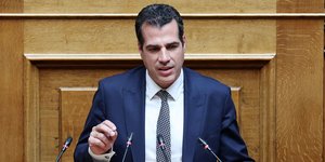 Ο Θάνος Πλεύρης στο βήμα της Βουλής