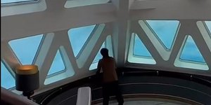 Κύματα ύψους 12 μέτρων χτυπούν πλοίο