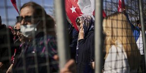 Εντάλματα σύλληψης κατά 16 πολιτών