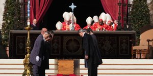 Κηδεία Πάπα Φραγκίσκου: Στη Βασιλική του Αγίου Πέτρου εψάλη το Χριστός Ανέστη [βίντεο]