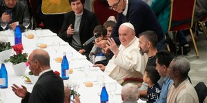 Βατικανό: Μετανάστες, άστεγοι και φυλακισμένοι θα είναι παρόντες στην κηδεία του πάπα Φραγκίσκου