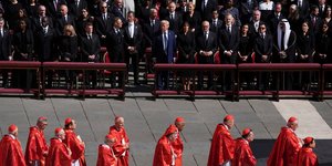 Οι επίσημοι στην εξόδιο ακολουθία του Πάπα Φραγκίσκου -Στην πρώτη σειρά Τραμπ(δεξιά), Μακρόν (μέση), Ζελένσκι (αριστερά) -@AP Photo/Markus Schreiber
