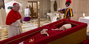 Σε ανοιχτό φέρετρο η σορός του Πάπα Φραγκίσκου 