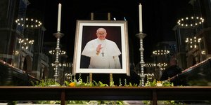    Το πορτρέτο του Πάπα Φραγκίσκου στον καθεδρικό ναό του Westminster στο Λονδίνο