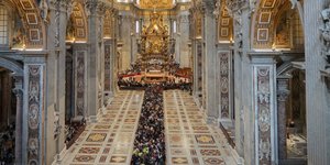 Ολοκληρώθηκε η προσέλευση στη Βασιλική του Αγίου Πέτρου -250.000 πιστοί απέτισαν φόρο τιμής στον Πάπα Φραγκίσκο 