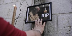 Θρήνος στους πιστούς σε όλο τον κόσμο για την εκδημία του Πάπα Φραγκίσκου