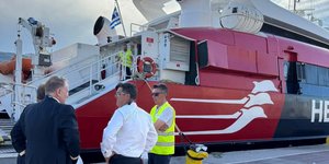 Αξιωματούχοι έξω από καταμαράν στο λιμάνι του Πόρου