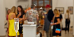 εγκαινια ποτηρι σαμπανια 