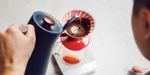 Παρασκευή καφέ με έκχυση ζεστού νερού από ψηλά