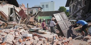 Ψάχνουν επιζώντες στα ερείπια