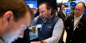 Έκπληκτοι επενδυτές παρατηρούν την ραγδαία πτώση των διεθνών χρηματιστηρίων