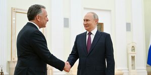 Χαμόγελα στη συνάντηση Πούτιν-Γουίτκοφ: «Ήταν εποικοδομητική, προσέγγιση απόψεων Ρωσίας-ΗΠΑ» λέει η Μόσχα