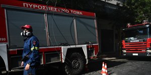Πυροσβεστικό όχημα και ένας πυροσβέστης (φωτό αρχείου)