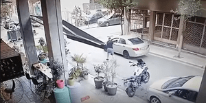 Στιγμιότυπο από βίντεο-ντοκουμέντο δείχνει το ένα από τα θύματα της επίθεσης της 23ης Σεπτεμβρίου 2023, τραυματίας να προσπαθεί να επιβιβασθεί σε όχημα