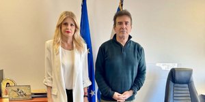 Η υφυπουργός Κοινωνικής Συνοχής και Οικογένειας Έλενα Ράπτη με τον υπουργό Προστασίας του Πολίτη Μιχάλη Χρυσοχοΐδη