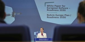 Η επικεφαλής της ευρωπαϊκής διπλωματίας Κάγια Κάλας με φόντο το πρόγραμμα ReArm Europe