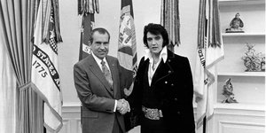 Ο Πρόεδρος των ΗΠΑ Ρίτσαρντ Νίξον και ο Έλβις Πρίσλεϊ στον Λευκό Οίκο, 21 Δεκεμβρίου 1970