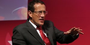 Ο Ρίτσαρντ Κουέστ καρφώνει Τραμπ: Γιατί αναστάτωσε αχρείαστα τις αγορές;