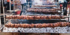 Σούβλες με κοκορέτσια που ψήνονται την Κυριακή του Πάσχα/ φωτογραφία: shutterstock