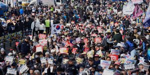 Πανηγυρισμοί μετά την καθαίρεση του προέδρου Γιουν Σοκ-γελ 