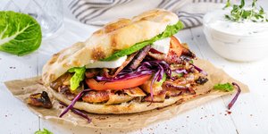 Κυπριακή πίτα με αρνί, λαχανικά και φέτα/ φωτογραφία: shutterstock 